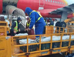 hình ảnh Vietjet tất bật chuyển hàng đến miền Trung