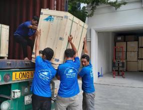 hình ảnh Bốc Dỡ Hạ Container Máy Thiết Bị Cho Khách Hàng Thuận An, Bình Dương